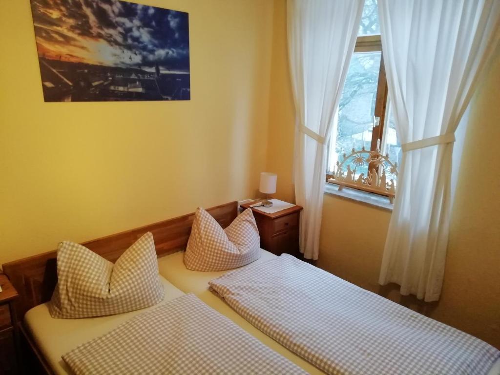 Een bed of bedden in een kamer bij Gaststätte & Pension Zum Türmer