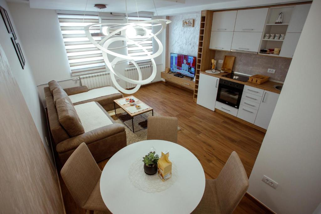 - un petit salon avec une table et un canapé dans l'établissement Apartman Vesna, à Nova Varoš