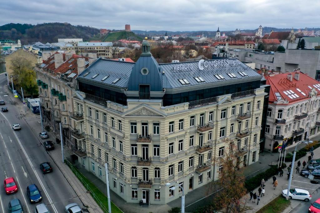 een oud gebouw in een stad met een straat bij Hotel Congress in Vilnius