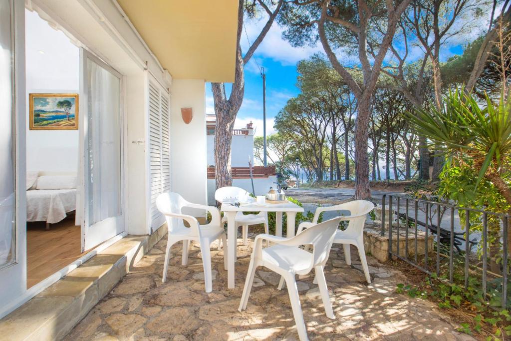 a patio with a table and chairs on a balcony at Apartamentos Ancora in Llafranc