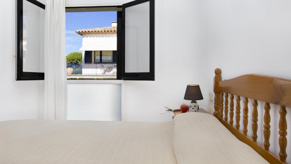 A bed or beds in a room at Apartment Cand 2 - Calella de Palafrugell