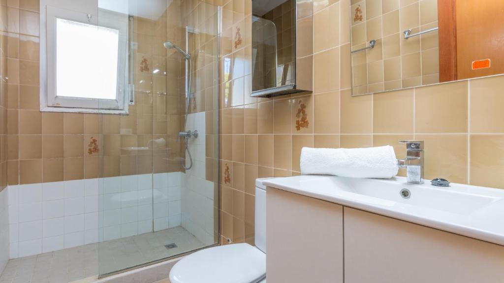 A bathroom at Apartment Cand 2 - Calella de Palafrugell