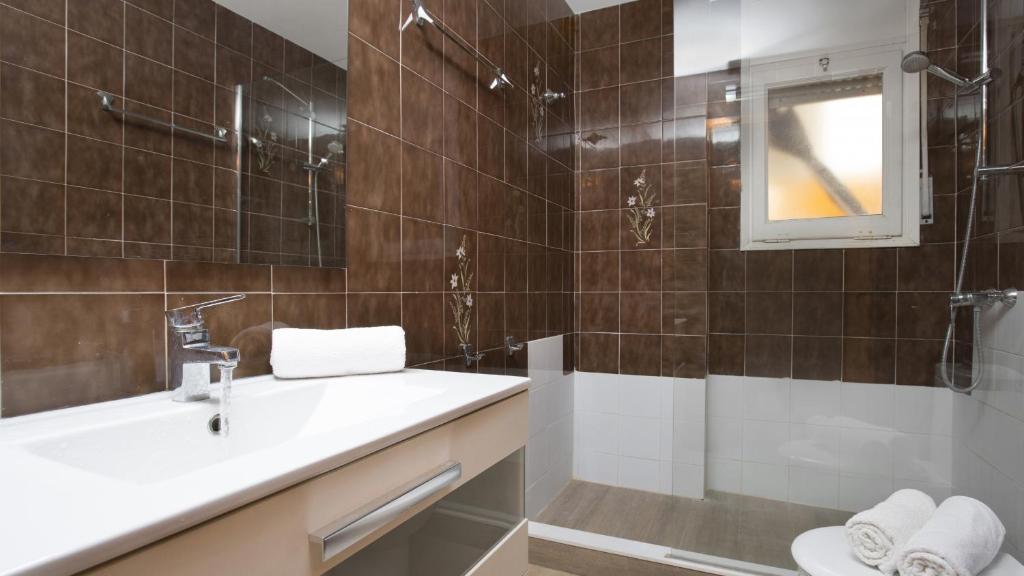A bathroom at Apartment Cand 2 - Calella de Palafrugell