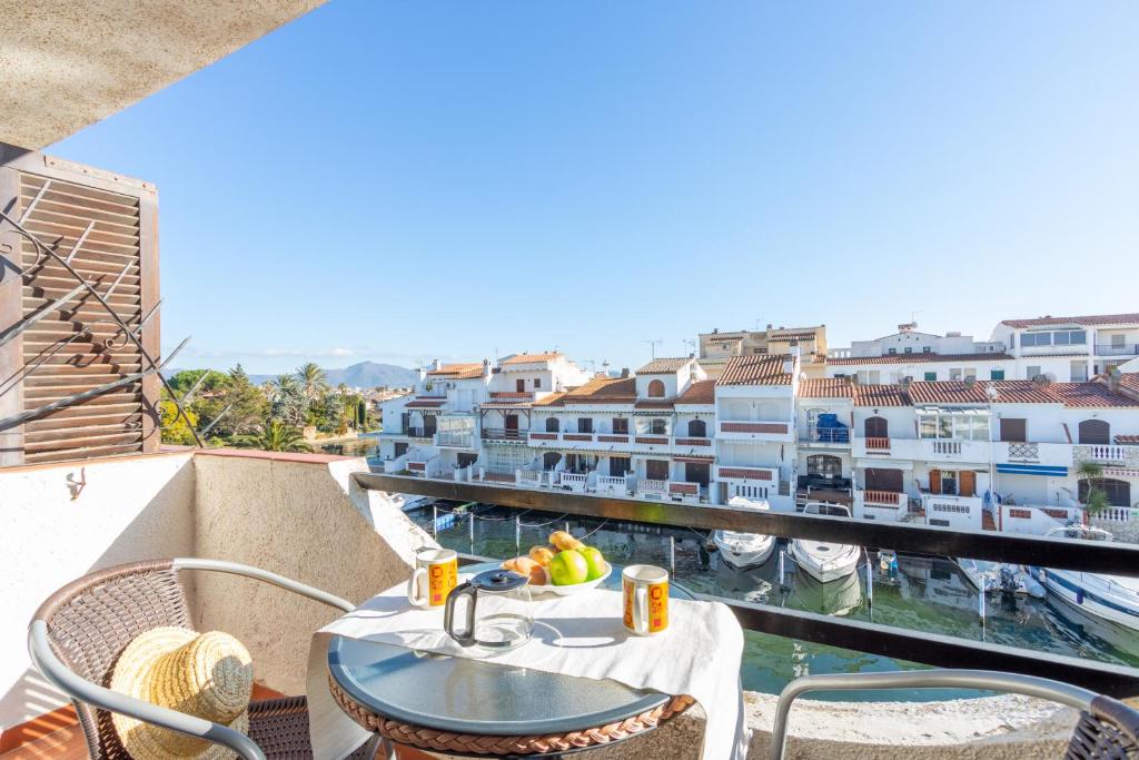 Balkón nebo terasa v ubytování Empurialola - Precioso apartamento vistas a los canales en Empuriabrava- 146