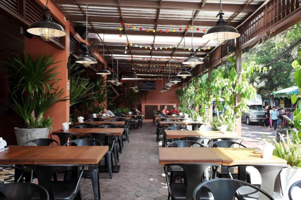 Rambuttri Village Plazaにあるレストランまたは飲食店