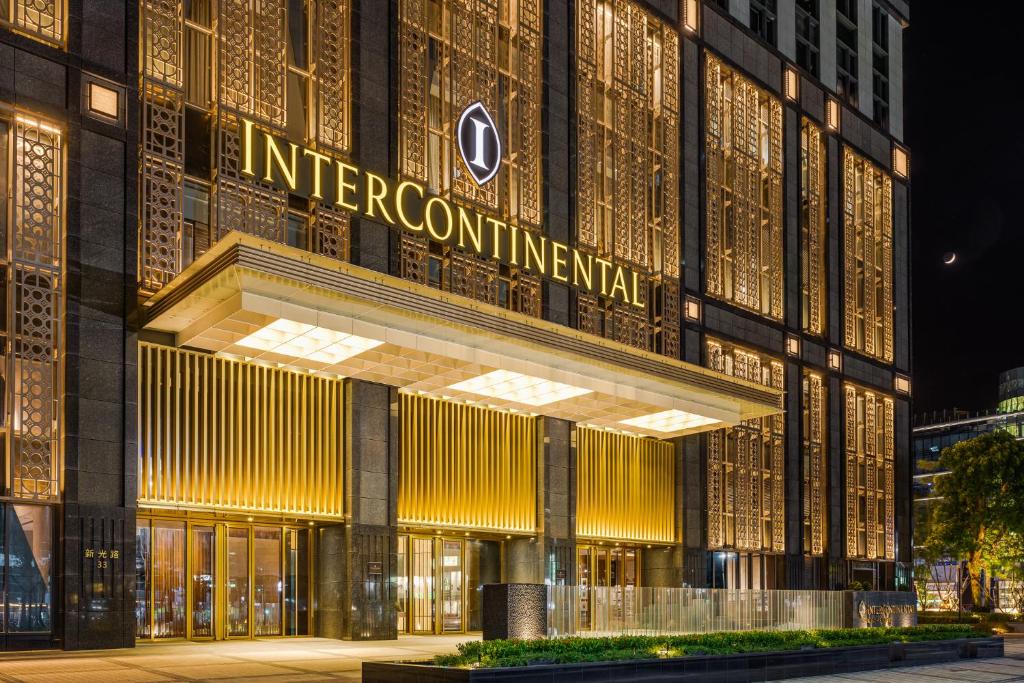 高雄的住宿－高雄洲際酒店，带有国际读物标志的建筑