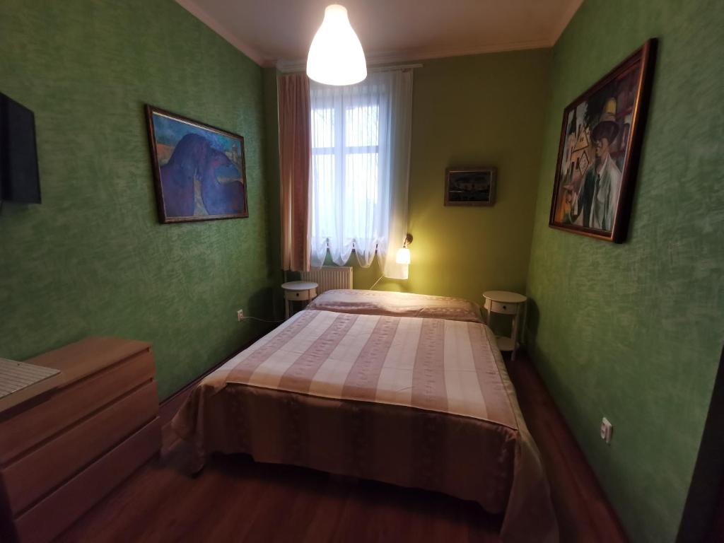 Postel nebo postele na pokoji v ubytování Hotel *** Plauter Kúria