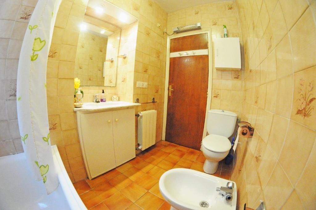 A bathroom at 1Mass01