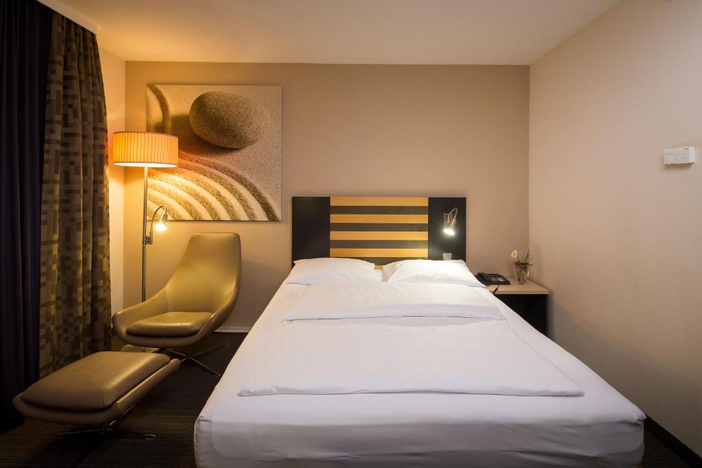 Postel nebo postele na pokoji v ubytování Lindner Hotel Frankfurt Hochst, part of JdV by Hyatt