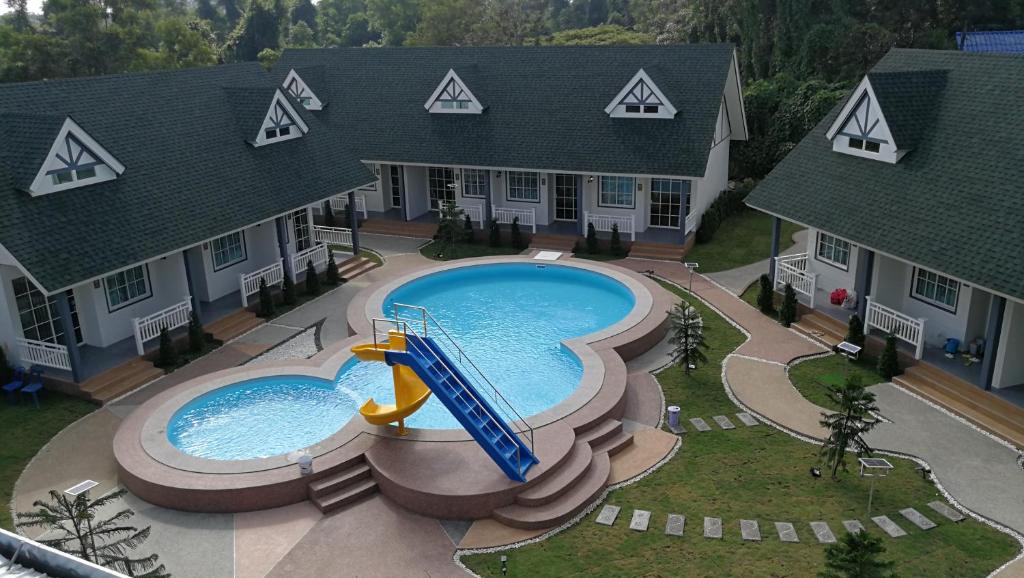 an overhead view of a swimming pool in a house at English Resotel : อิงลิช รีโซเทล in Nakhon Si Thammarat