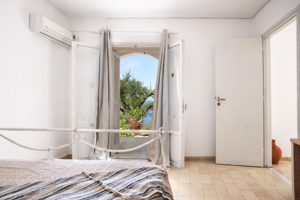 Postel nebo postele na pokoji v ubytování New! PaxosWhite Sea View Apartments & Studios!