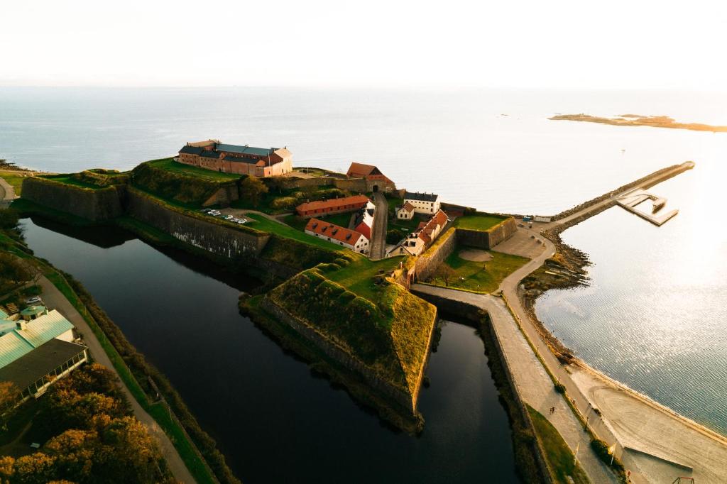 una vista aerea di un'isola in acqua di Fästningens a Varberg