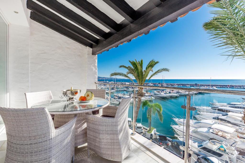 マルベーリャにあるFront Line Penthouse Puerto Banus With Sea Viewsのバルコニー(テーブル、椅子、マリーナ付)