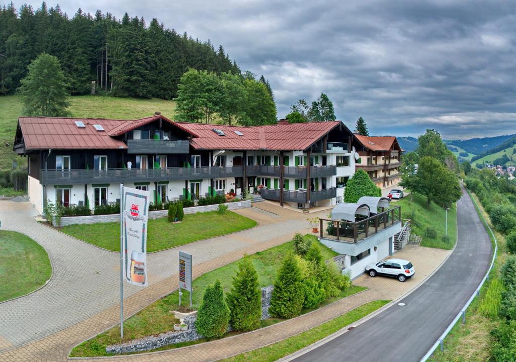 duży budynek z samochodem zaparkowanym przed nim w obiekcie Allgäuer Panoramahotel w mieście Oberstaufen