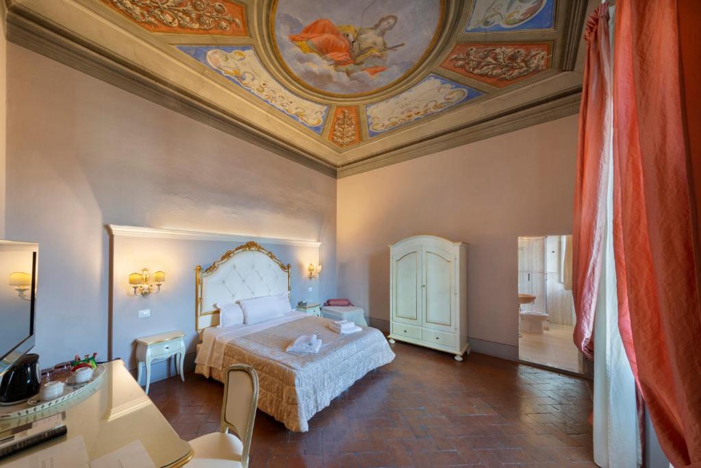 1 dormitorio con 1 cama y una pintura en el techo en B&B I Quattro Poeti, en Florencia