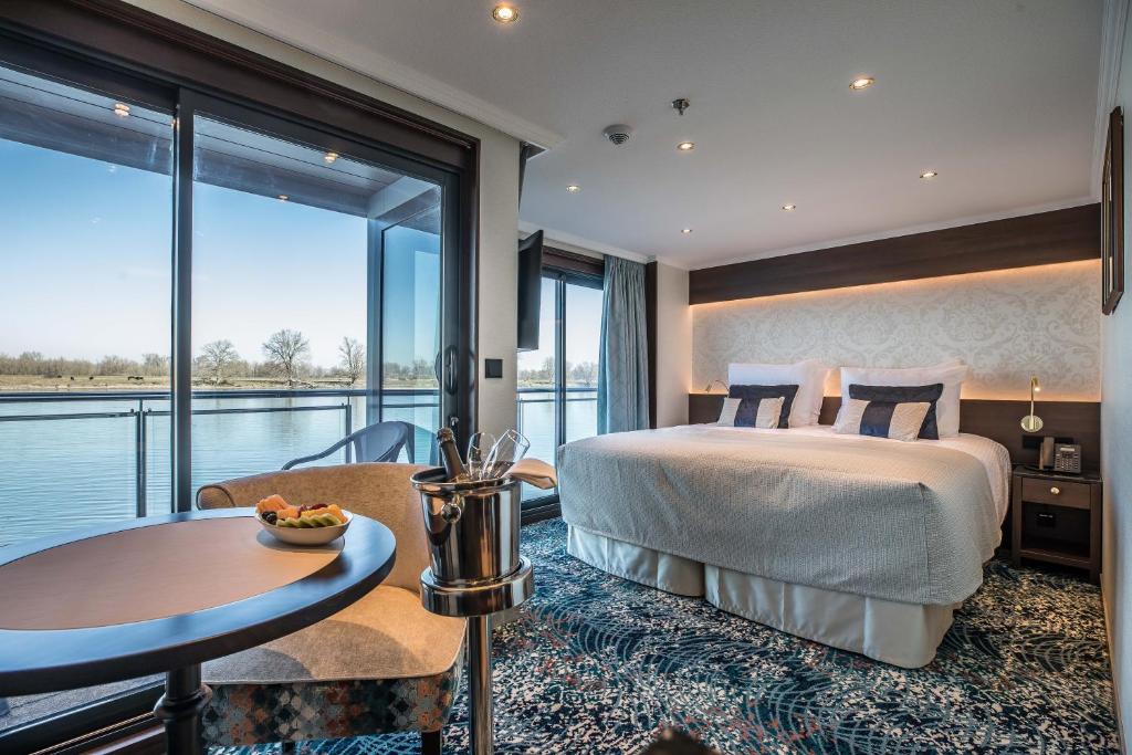 ケルンにあるVIVA RIVERSIDE 4 Kölnのベッドルーム1室(ベッド1台付)が備わります。
