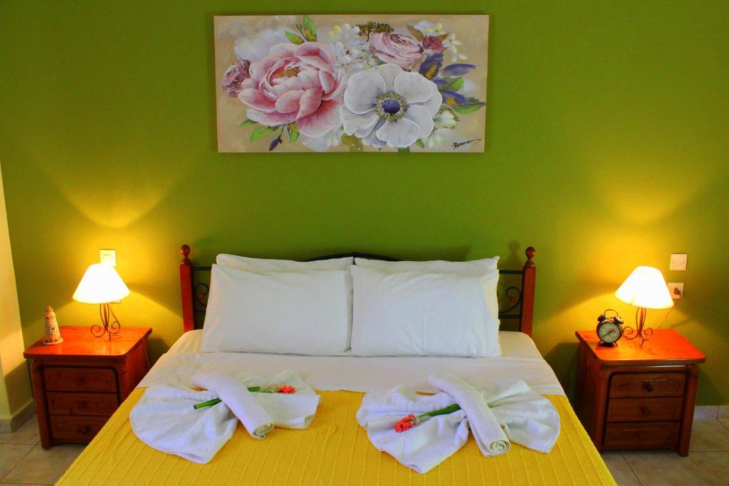 Tempat tidur dalam kamar di Tzaneria Apartments Skiathos