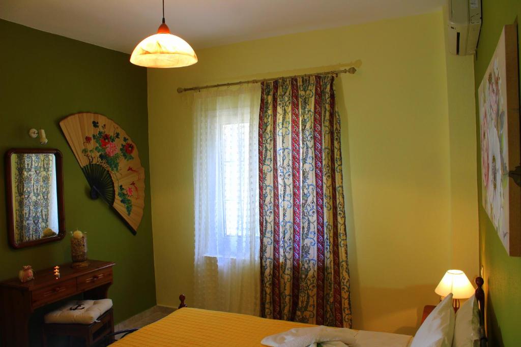 Tempat tidur dalam kamar di Tzaneria Apartments Skiathos
