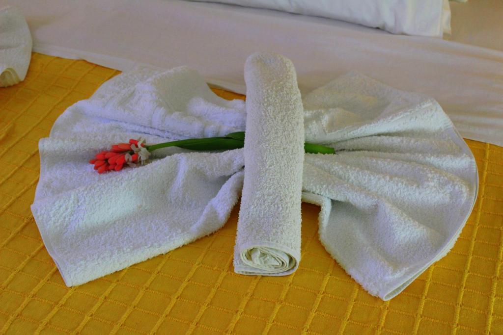 Tempat tidur dalam kamar di Tzaneria Apartments Skiathos