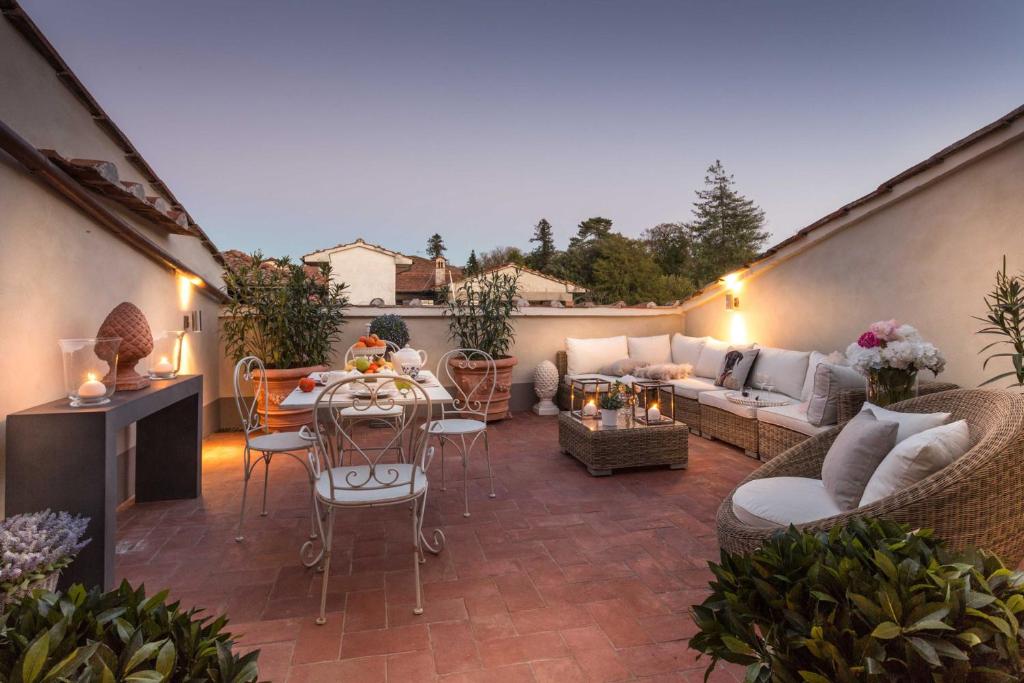 Posezení v ubytování Casa Laura, UNWIND YOURSELF ON A LUXURY TERRACE IN LUCCA TOWN