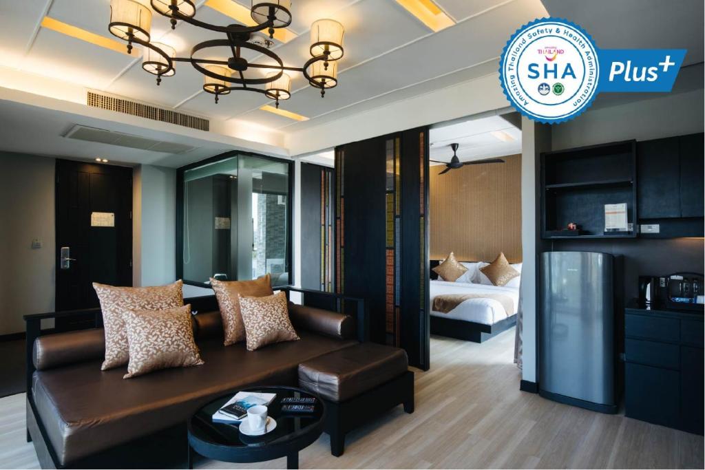 清邁的住宿－De Chai Oriental Nimman - SHA Plus，客厅配有沙发和1张床
