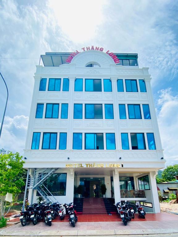a building with motorcycles parked in front of it at Thăng Long Hotel in Con Dao