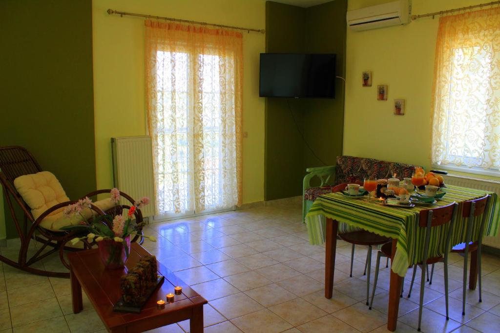 Televisi dan/atau pusat hiburan di Tzaneria Apartments Skiathos