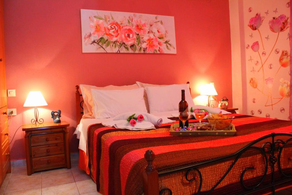 Tempat tidur dalam kamar di Tzaneria Apartments Skiathos