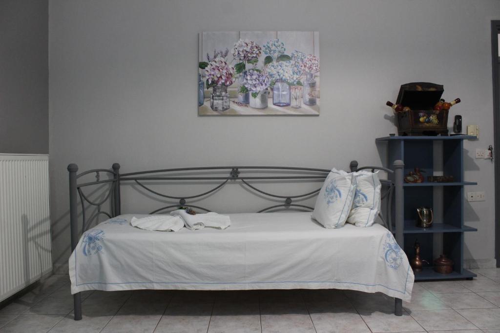 Tempat tidur dalam kamar di Tzaneria Apartments Skiathos