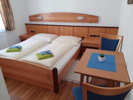 Postel nebo postele na pokoji v ubytování Jugendgästehaus Tauernruh