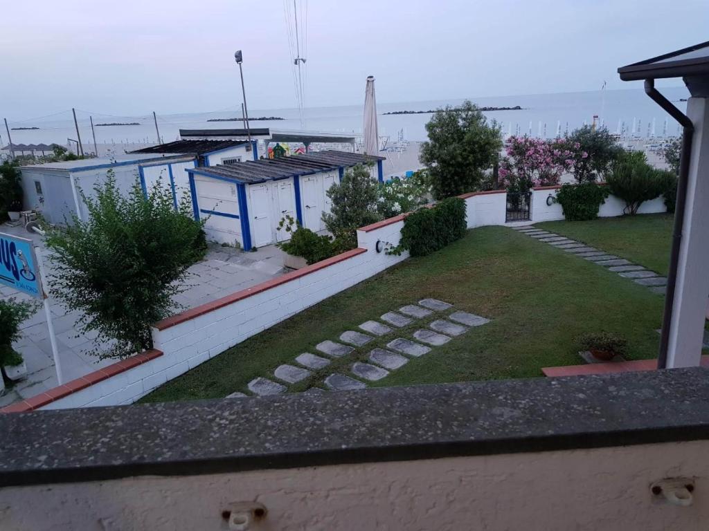 einen Garten auf dem Dach eines Hauses in der Unterkunft Appartamento vista mare Lido Scacchi in Lido di Scacchi
