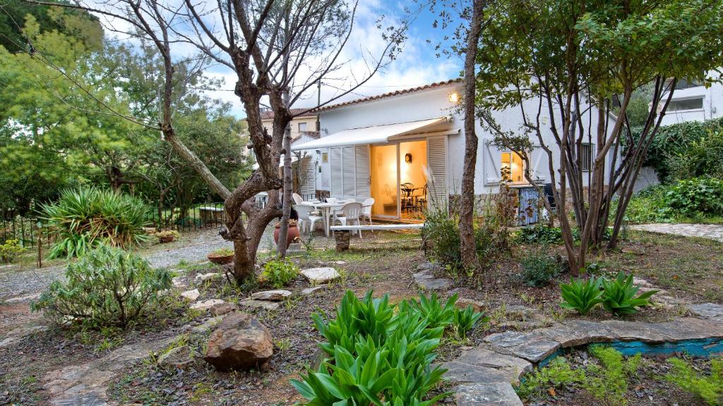 een huis met een tuin en een patio bij 1Barc - Llafranc in Llafranc