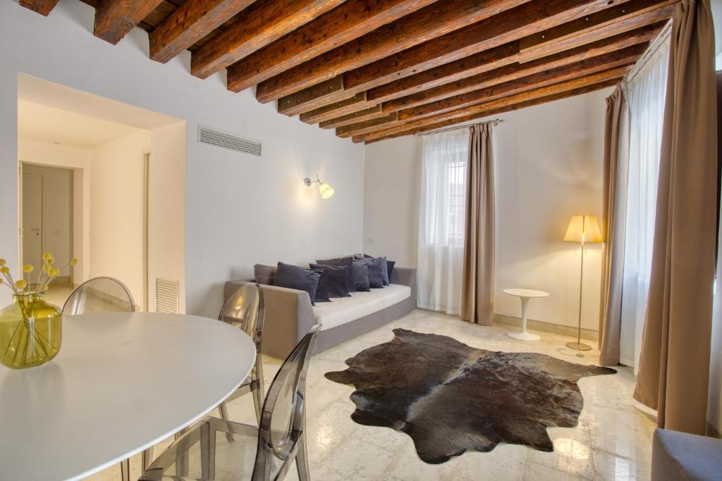uma sala de estar com uma mesa branca e um sofá em Cà Margherita LOFT & SQUARE Palazzo Grifalconi em Veneza