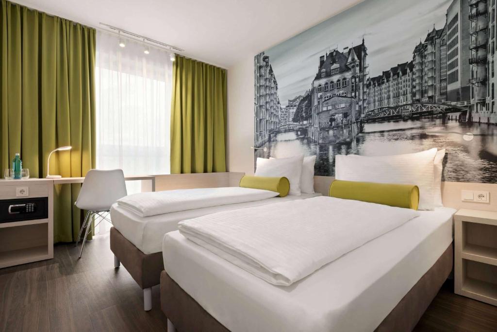 Postel nebo postele na pokoji v ubytování Super 8 by Wyndham Hamburg Mitte
