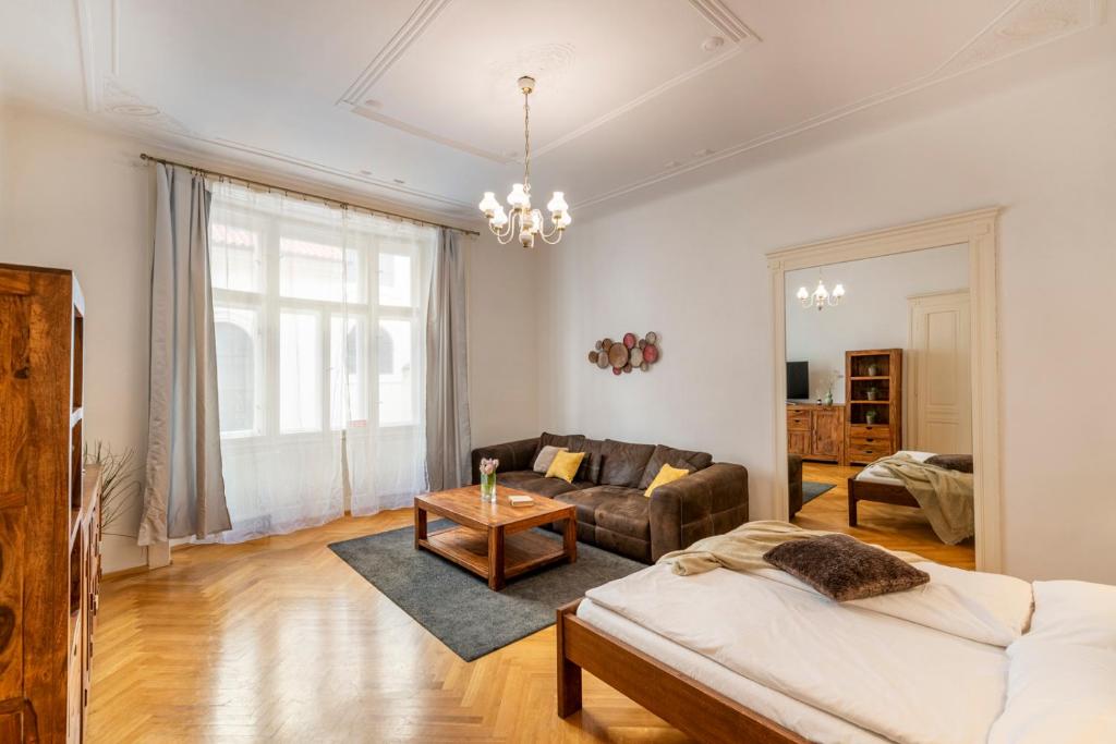 プラハにあるTemplová - Old Town Apartmentsのベッドとソファのあるリビングルーム