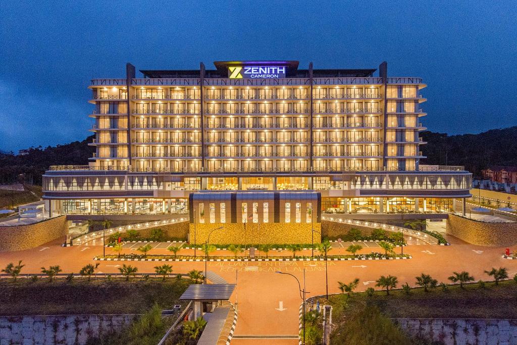 un hotel con un gran edificio por la noche en Zenith Hotel Cameron en Tanah Rata