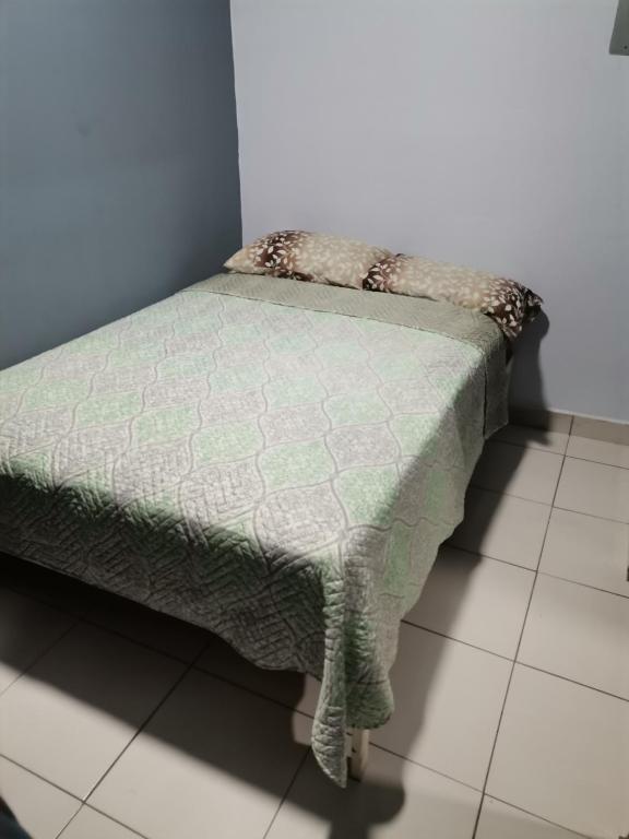 Ένα ή περισσότερα κρεβάτια σε δωμάτιο στο Chambres en Ville