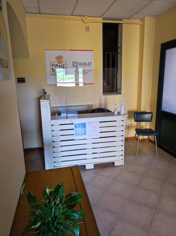 Televízia a/alebo spoločenská miestnosť v ubytovaní QOELET - B&B Etico e Sociale