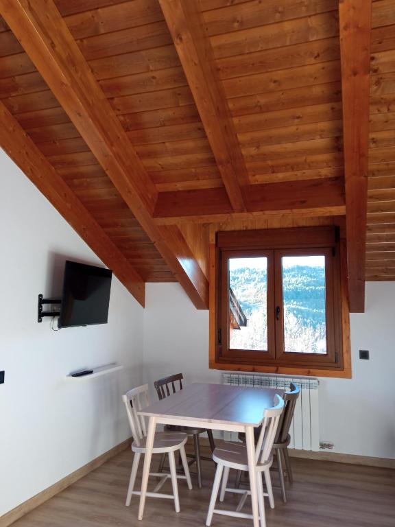 TV a/nebo společenská místnost v ubytování Apartamentos nuevos con encanto Fio de Neu