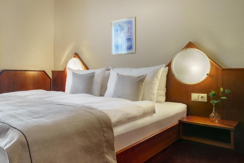 Postel nebo postele na pokoji v ubytování Hotel Hagemann Hamburg Hafen