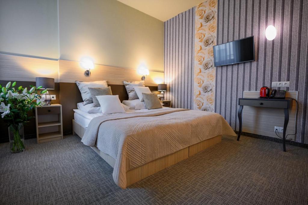 Posteľ alebo postele v izbe v ubytovaní Hotel Kazimierz III