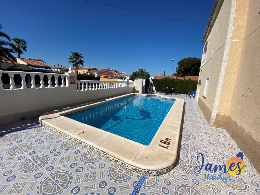 - une piscine sur un sol carrelé à côté d'un bâtiment dans l'établissement Los Balcones, à Torrevieja