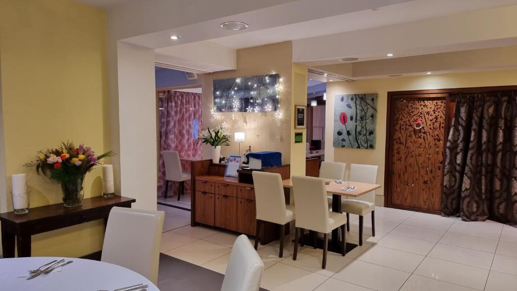 The Park City Grand Plaza Kensington Hotel - Resim 15