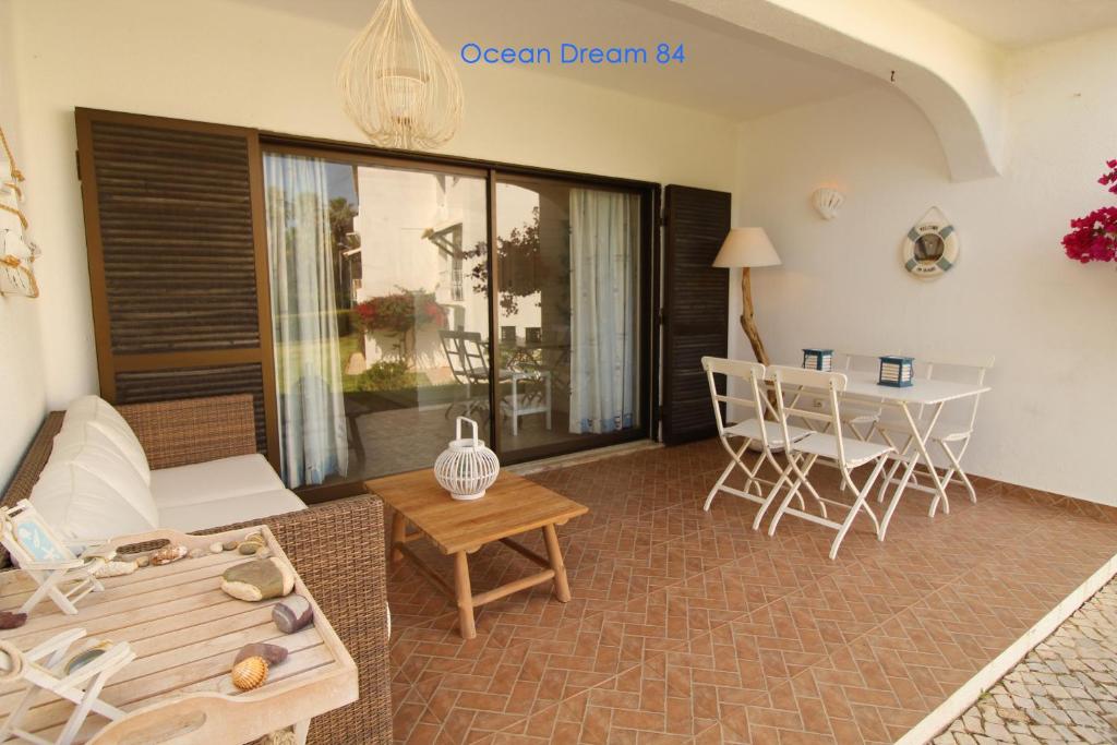 een woonkamer met een bank en een tafel bij Ocean Dream 84 - Apt. T1 na Praia de São Rafael, Albufeira in Albufeira