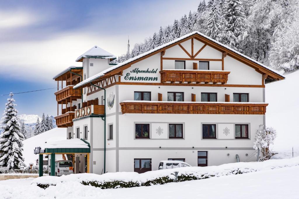 un grand bâtiment avec de la neige au sol dans l'établissement Alpenhotel Ensmann, à Göstling an der Ybbs