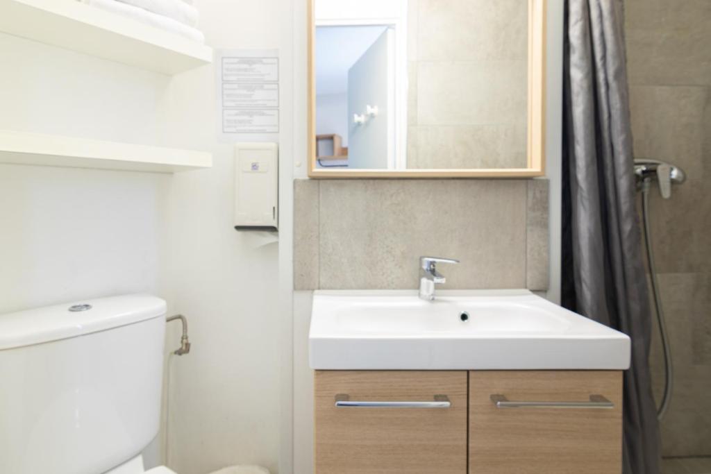 Koupelna v ubytování B&B HOTEL Sète Centre Gare
