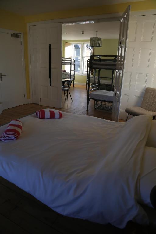 Letto o letti in una camera di The Dolphin Inn Hostel