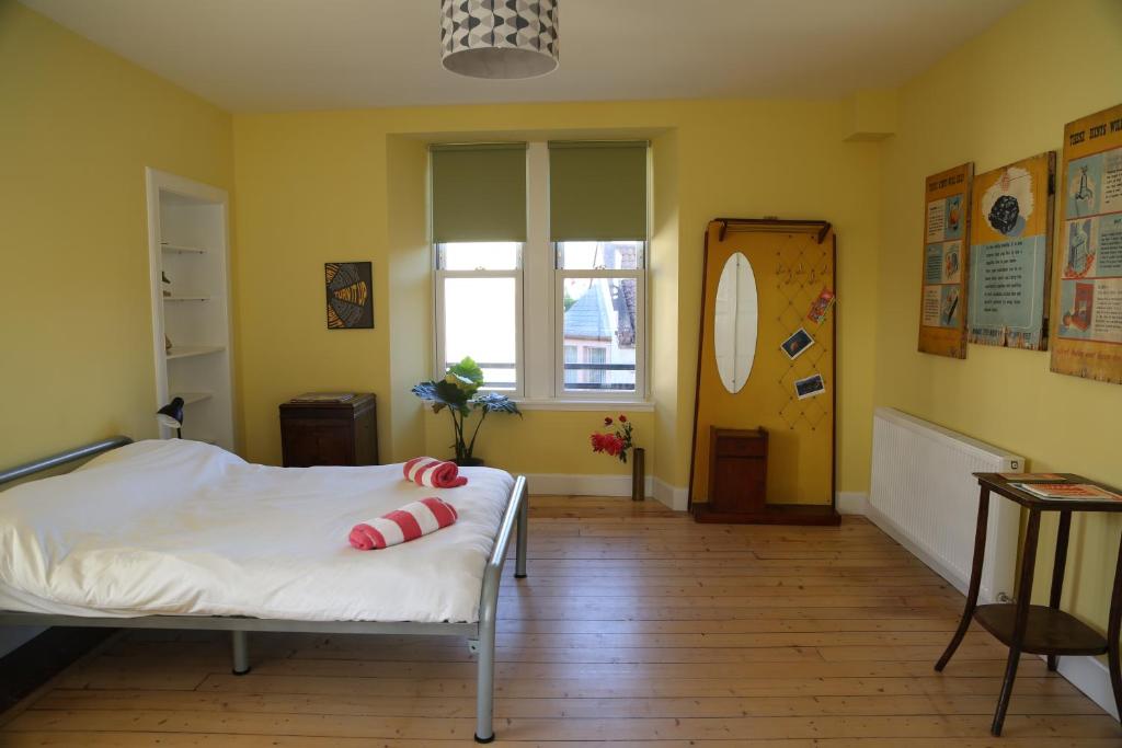 Letto o letti in una camera di The Dolphin Inn Hostel