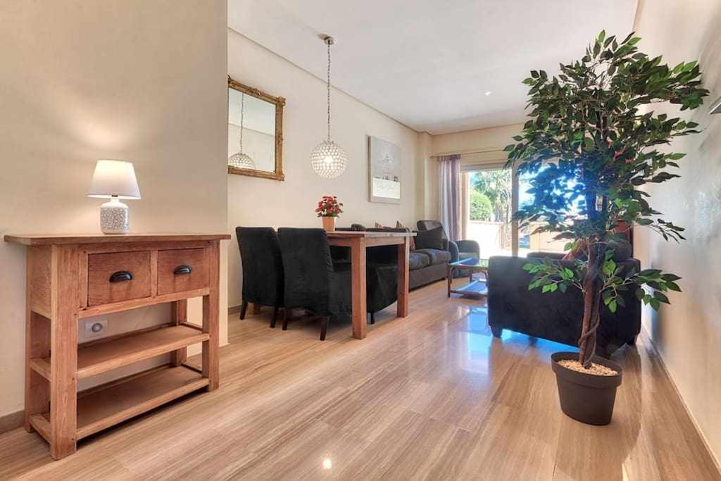 https://cf.bstatic.com/xdata/images/hotel/max1024x768/336357462.jpg?k=bf0a594fee7db5d742abc14e9df193ac49aa786c38ae5ed8f3bd6c92d2bf6d1d&o=&hp=1