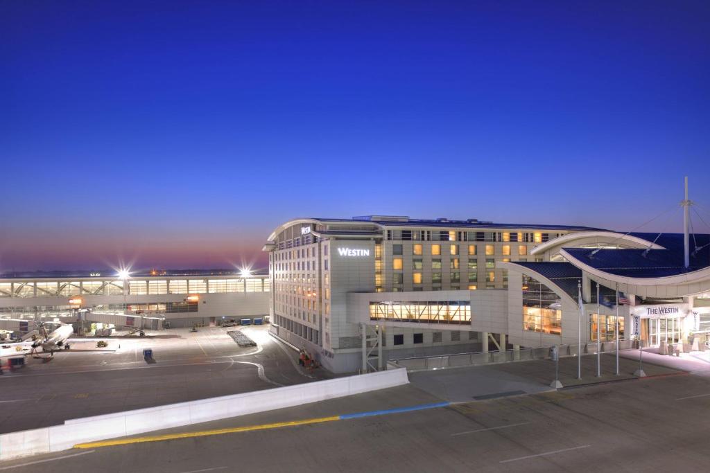 The Westin Detroit Metropolitan Airport في رومولوس: مبنى كبير وامامه موقف سيارات